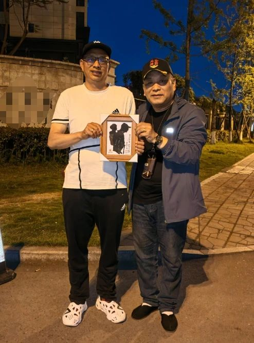 五一暖心！黄龙溪古镇：背母游玩的深情与古镇温暖的回响