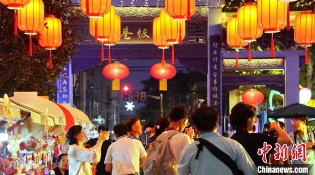 南京千年古巷熙南里再现明清“笪桥灯市”