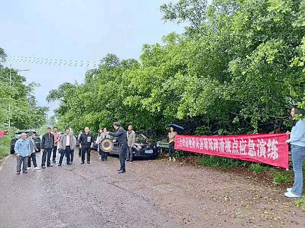 丰都县三合街道丁庄社区组织辖区居民开展应急滑坡演练
